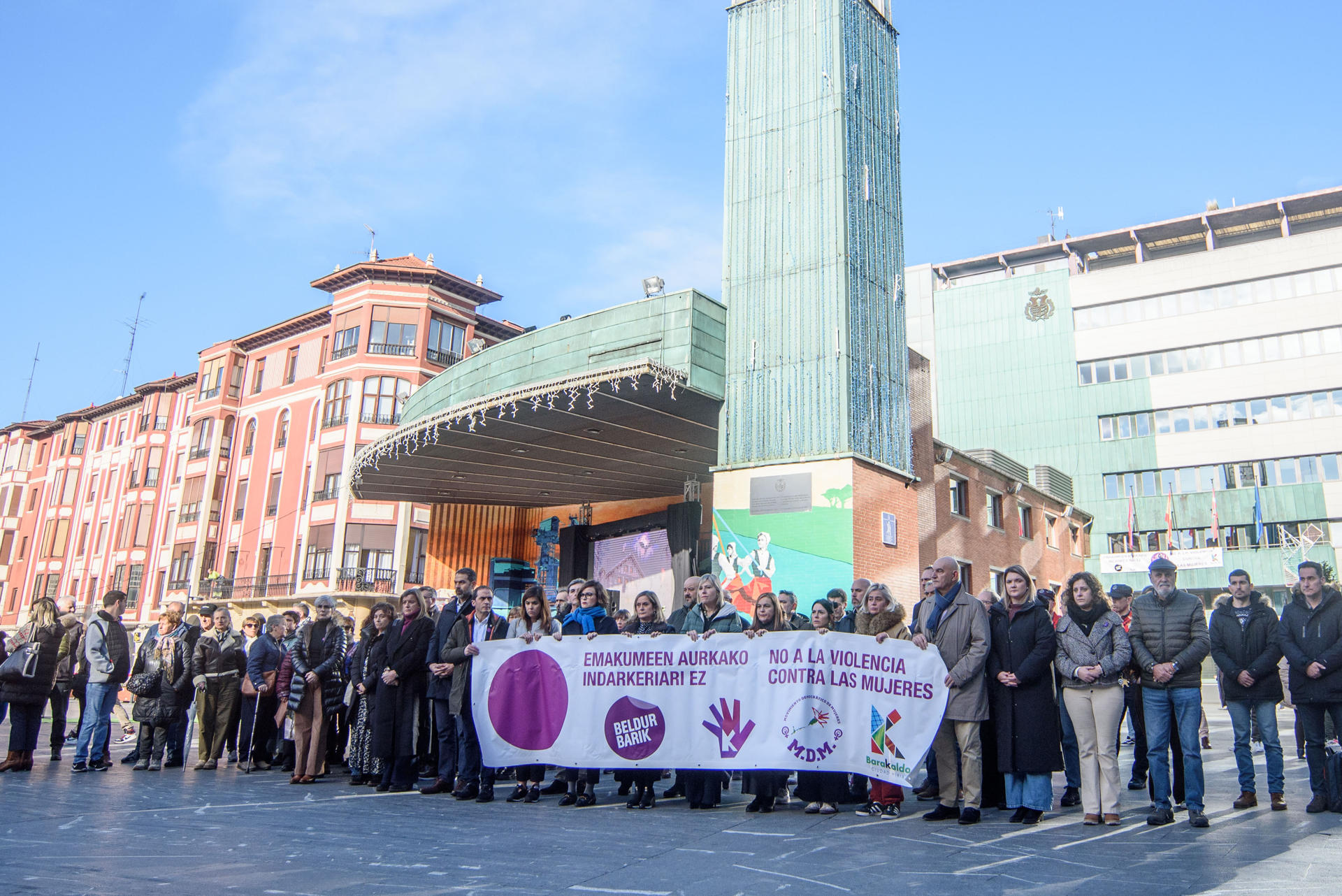 Concentración de repulsa el pasado 23 de diciembre por el asesinato de una mujer hallada muerta en su domicilio en Barakaldo (Bizkaia). EFE/Javier Zorrilla