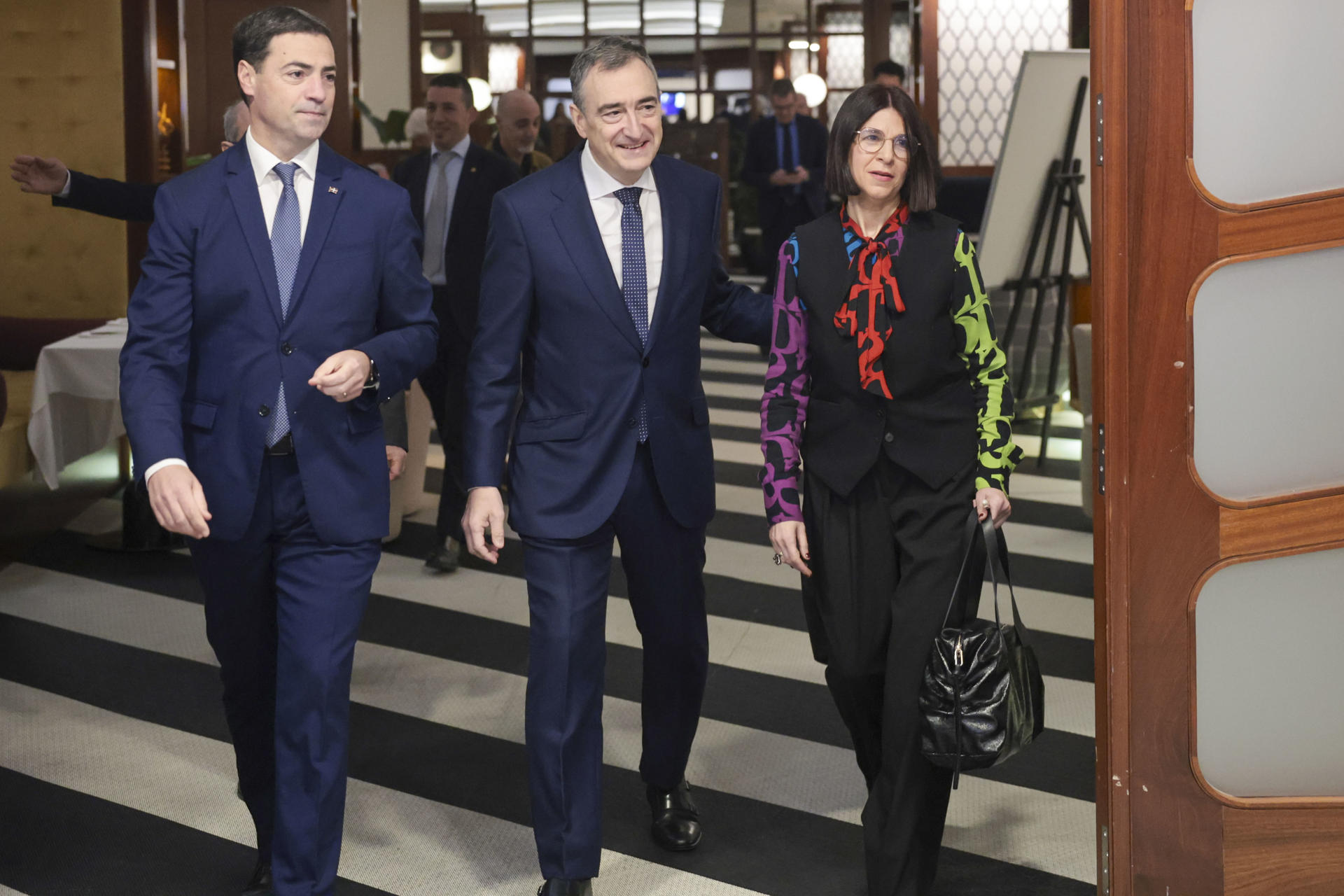 El presidente del PNV, Aitor Esteban, (c) acompañado del lehendakari, Imanol Pradales, y la periodista que lo ha presentado Lourdes Pérez, se dirigen a la conferencia-coloquio en el 'Fórum Europa. Tribuna Euskadi'.EFE/Luis Tejido
