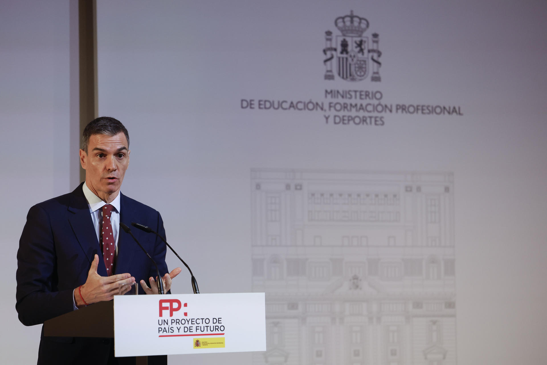 MADRID (ESPAÑA), 04/02/2026.- El presidente del Gobierno, Pedro Sánchez clausura la jornada “Formación Profesional y Empresa: la alianza que impulsa el futuro” celebrada este miércoles en el Ministerio de Educación en Madrid. EFE/ Javier Lizón