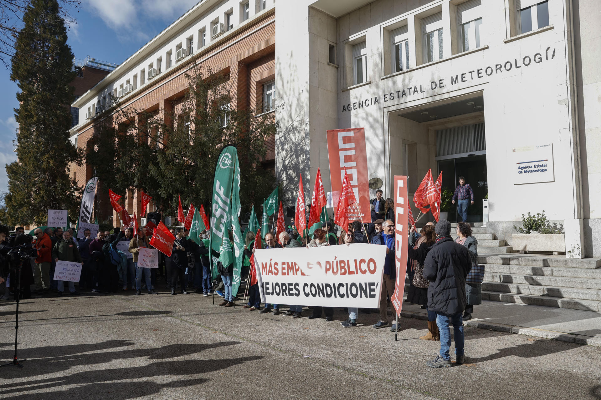 Vista de la protesta de los trabajadores de la Agencia Estatal de Meteorología (Aemet), para reclamar una mejora de sus condiciones laborales, este jueves en Madrid.- EFE/ Zipi Aragón