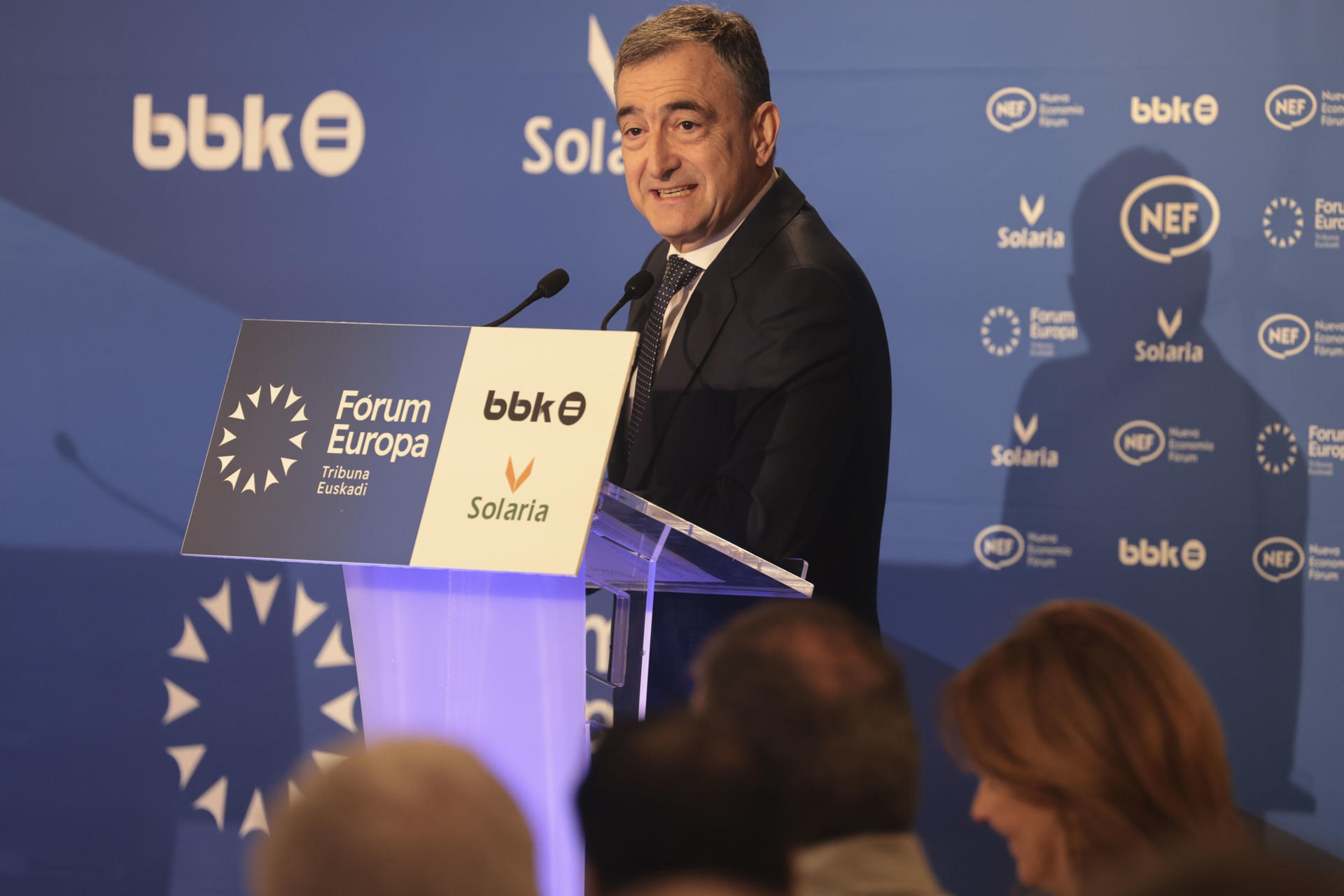 El presidente del PNV, Aitor Esteban, este viernes analiza la actualidad política en una conferencia-coloquio en el 'Fórum Europa. Tribuna Euskadi', a la que asiste el lehendakari, Imanol Pradales.EFE/Luis Tejido