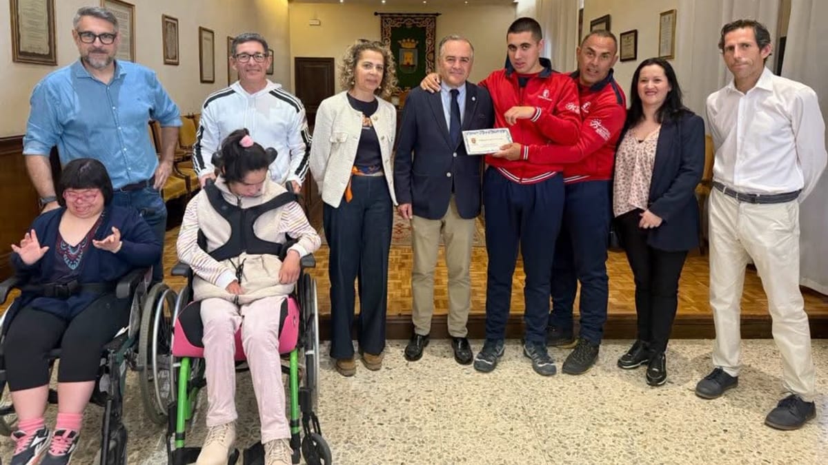 Darío Martín Tártalo con el alcalde José Julián Gregorio y el edil de Deportes Antonio Núñez en el Ayuntamiento de Talavera de la Reina