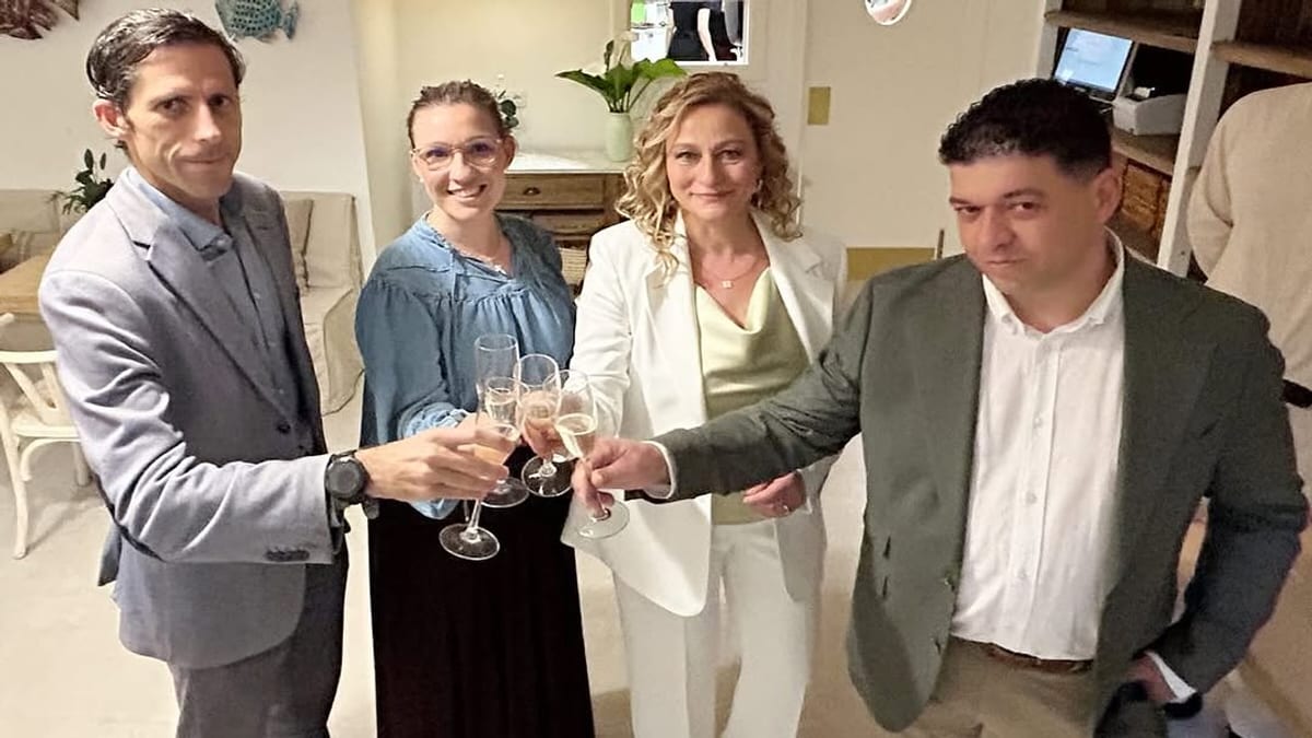 Inauguración del restaurante Socaire en Talavera de la Reina con concejales del Ayuntamiento