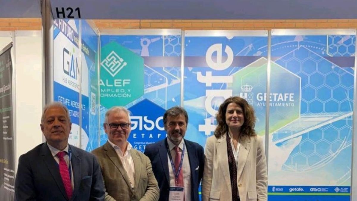 Representantes del Hub Getafe Aerospace Network y Andalucía Aerospace durante la firma del acuerdo de colaboración en Aerospace & Defense Meetings de Sevilla