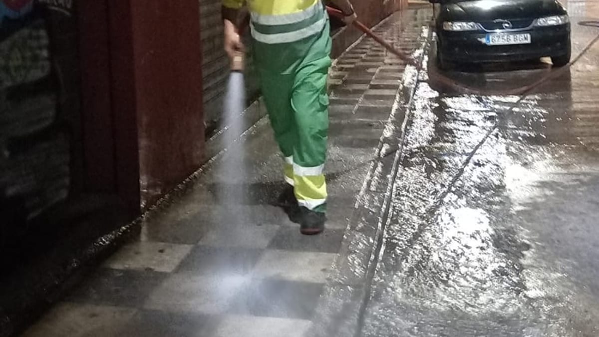 Equipo de Servicios Municipales realizando hidrolimpieza nocturna con agua a presión en la calle Camino de Cañete