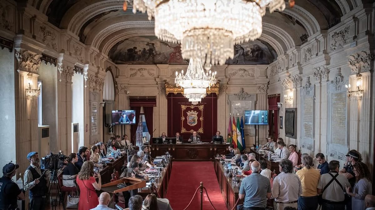 Sesión del Pleno Municipal de Málaga donde se aprueban el calendario de fiestas locales 2027 y la ordenanza de licencias comerciales