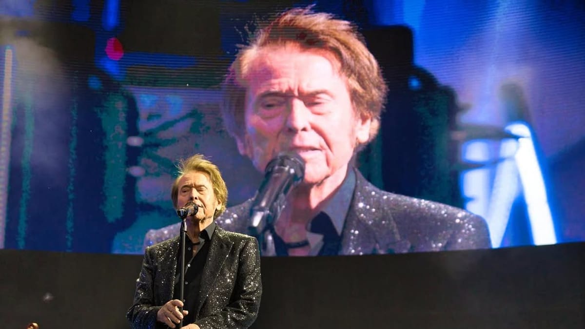 Raphael durante su concierto en la Plaza de Toros de Albacete ante miles de espectadores