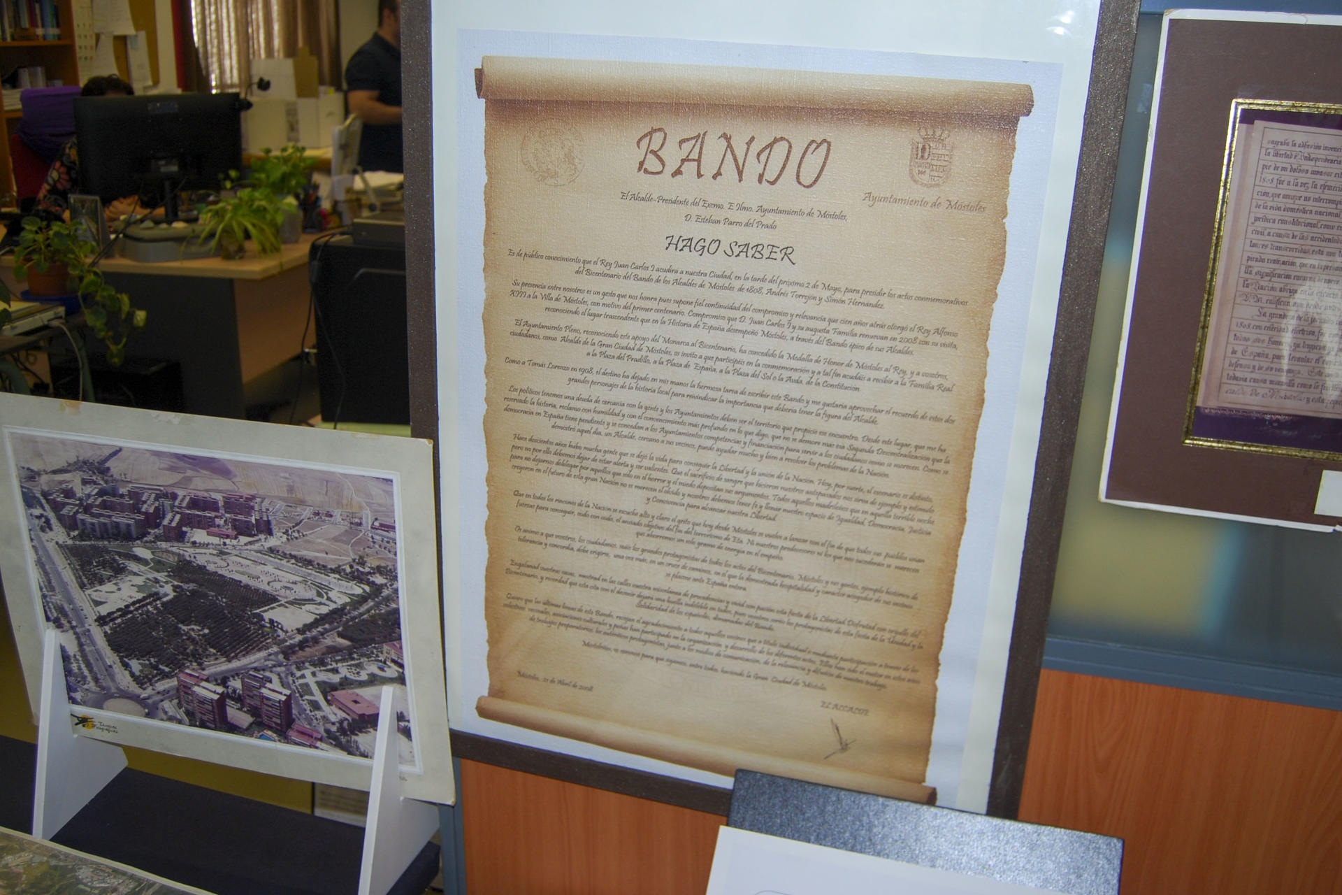 La localidad de Móstoles, con motivo de las recientes Fiestas del 2 de Mayo que recrean los hechos históricos de 1808, ha decidido abrir las puertas al público de su Archivo Municipal para dar a conocer a los vecinos los 'tesoros' que forman parte del fondo patrimonial documental de la ciudad. EFE/ Rubén S. Lesmas