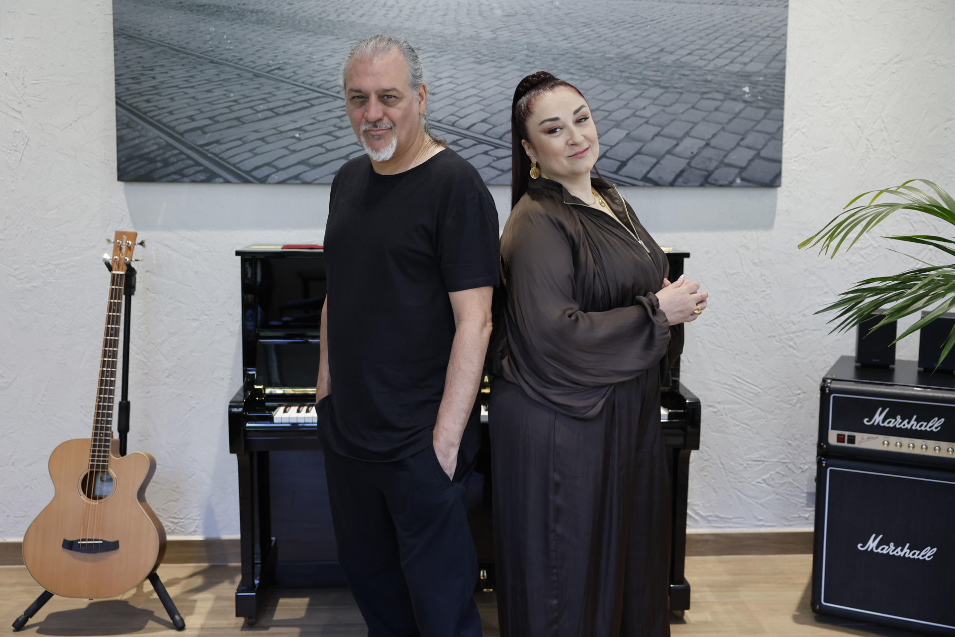 Mientras dan los últimos retoques a su nuevo álbum, que verá la luz a finales de año, Camela ha querido rendirle un homenaje a sus inicios distribuyendo en gasolineras copias en formato casete de su último sencillo, 'Tu mirada', tal y como se inició su fenómeno hace más de 30 años a espaldas de la gran industria. EFE/ Mariscal