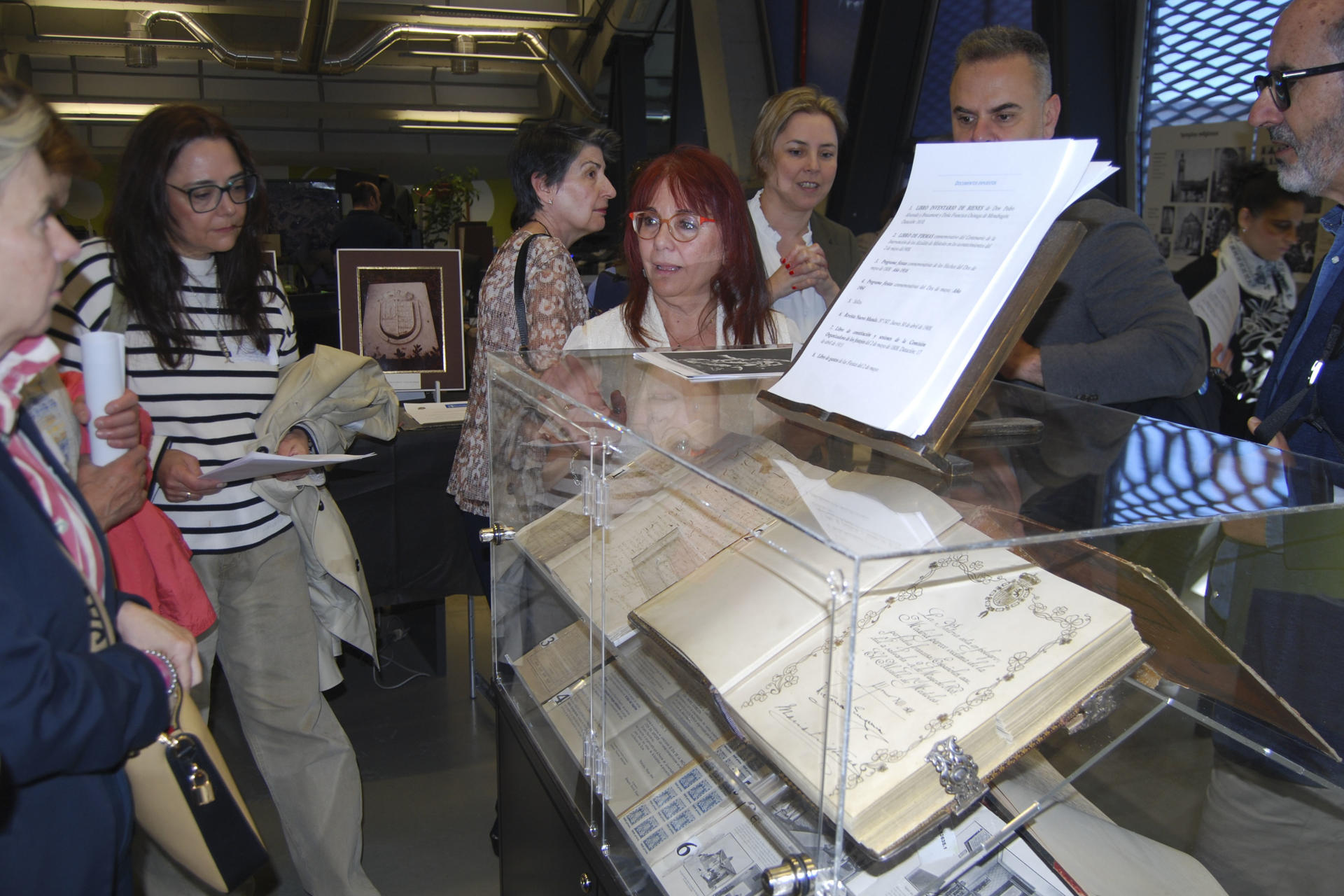 La localidad de Móstoles, con motivo de las recientes Fiestas del 2 de Mayo que recrean los hechos históricos de 1808, ha decidido abrir las puertas al público de su Archivo Municipal para dar a conocer a los vecinos los 'tesoros' que forman parte del fondo patrimonial documental de la ciudad. EFE/ Rubén S. Lesmas