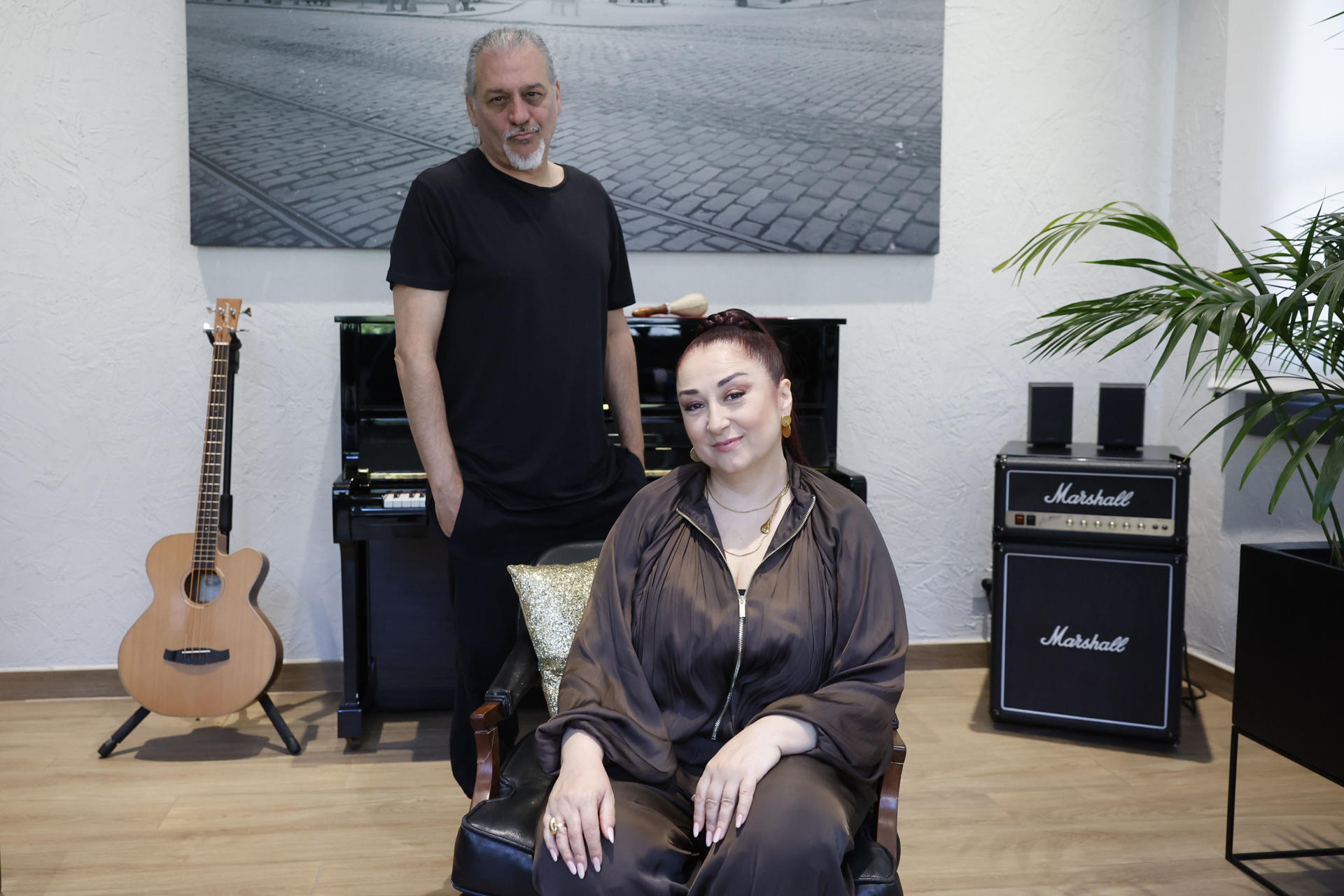 Mientras dan los últimos retoques a su nuevo álbum, que verá la luz a finales de año, Camela ha querido rendirle un homenaje a sus inicios distribuyendo en gasolineras copias en formato casete de su último sencillo, 'Tu mirada', tal y como se inició su fenómeno hace más de 30 años a espaldas de la gran industria. EFE/ Mariscal