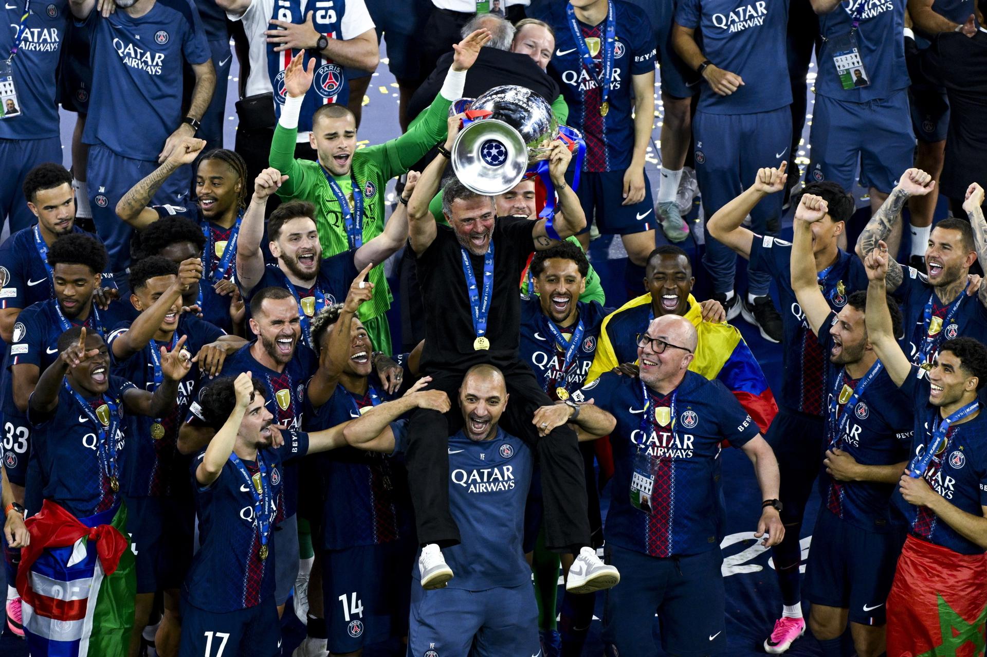 El entrenador del PSG Luis Enrique (C) levanta la Copa tras la final de la Liga de Campeones UEFA entre Paris Saint-Germain y Arsenal en el estadio Puskas Arena en Budapest, Hungría. EFE/EPA/Szilard Koszticsak HUNGARY OUT