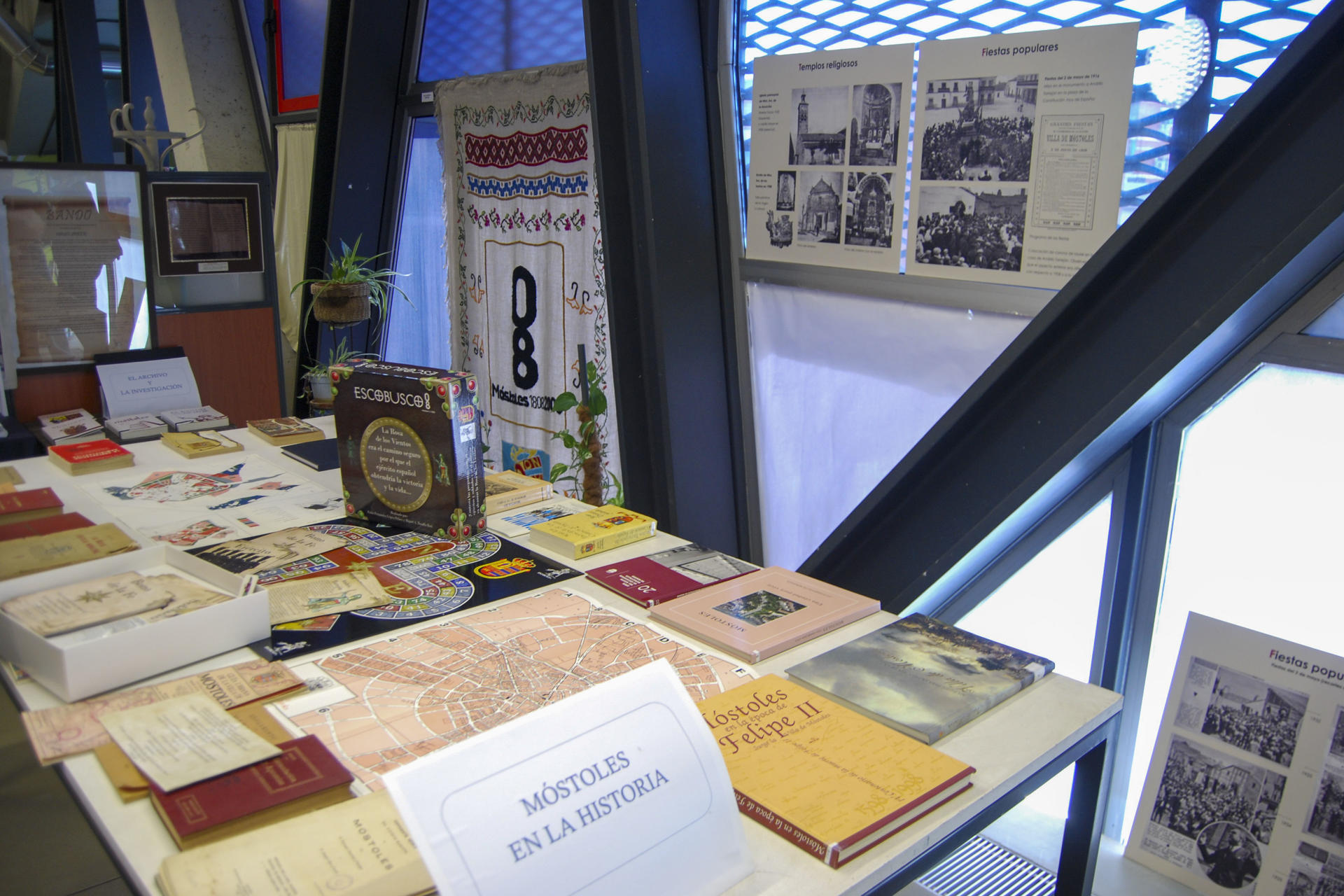 La localidad de Móstoles, con motivo de las recientes Fiestas del 2 de Mayo que recrean los hechos históricos de 1808, ha decidido abrir las puertas al público de su Archivo Municipal para dar a conocer a los vecinos los 'tesoros' que forman parte del fondo patrimonial documental de la ciudad. EFE/ Rubén S. Lesmas