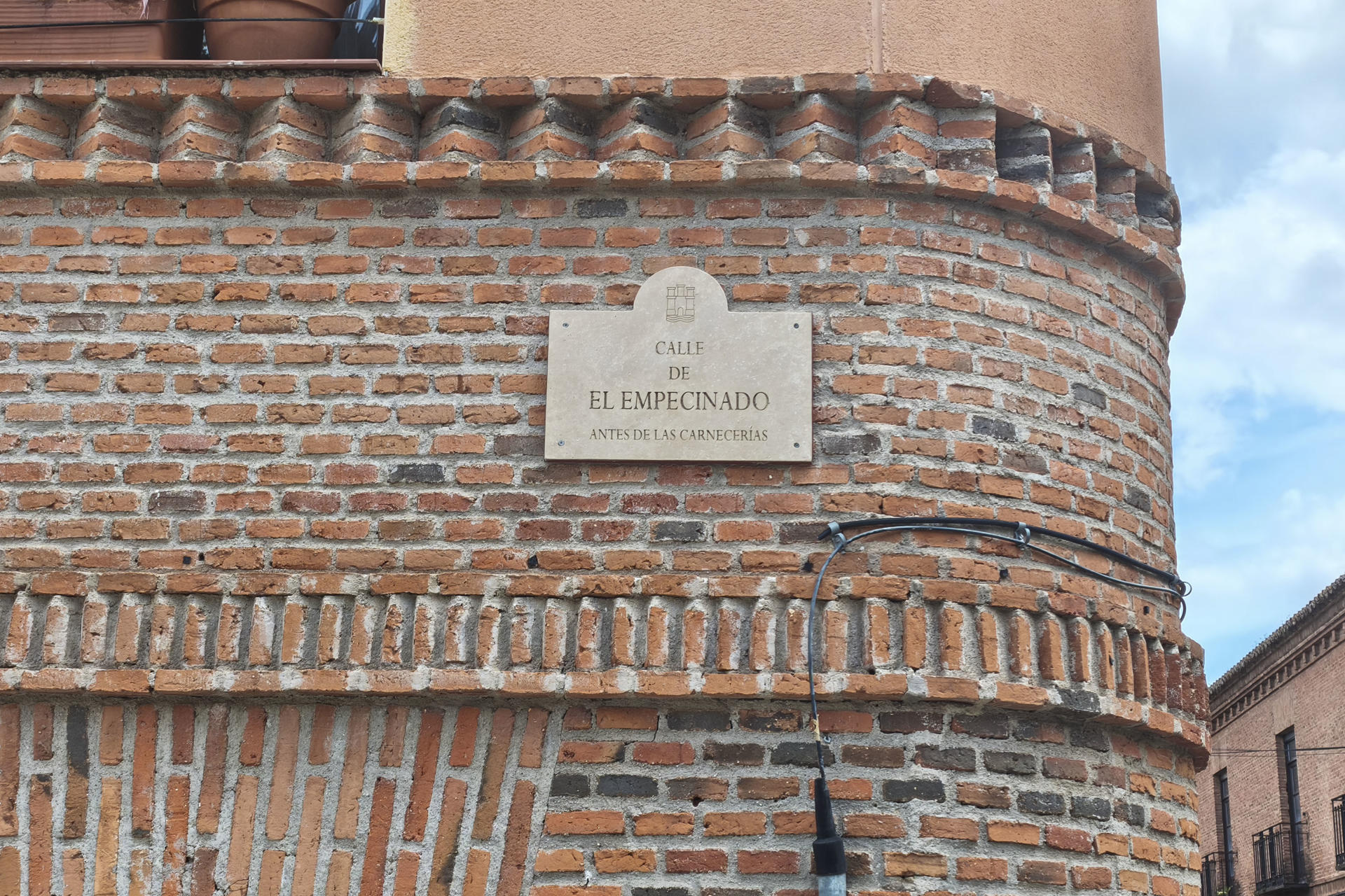 Placa dedicada a El Empecinado en Alcalá de Henares, que tuvo un papel destacado en los hechos que recuerdan la celebración del Dos de Mayo. EFE/ Guillermo Martínez