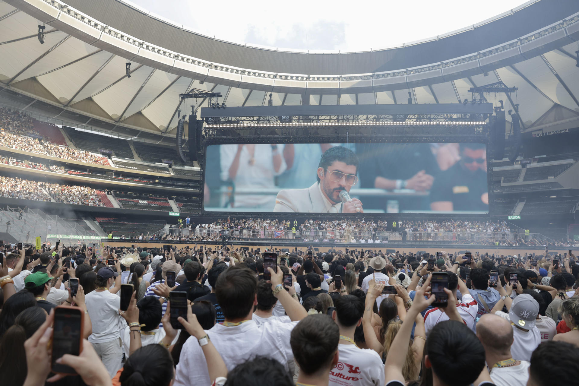Asistentes al concierto del cantante y compositor puertorriqueño Bad Bunny este sábado en el estadio Metropolitano, en Madrid. EFE/ Juanjo Martín
