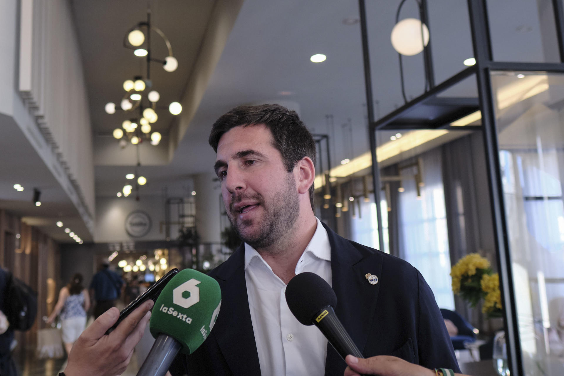 El empresario y candidato a la presidencia del Real Madrid, Enrique Riquelme, atiende a los medios de comunicación este sábado en Málaga. EFE/Gregorio Marrero.