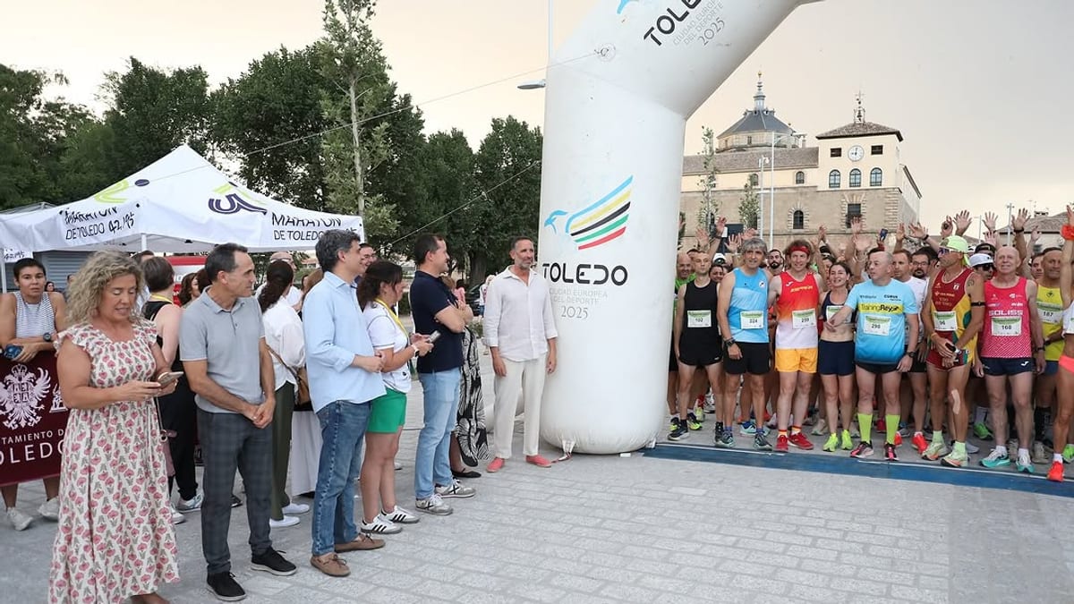 Participantes en la 48ª Carrera Pedestre Popular Toledo-Polígono en el Parque de la Vega