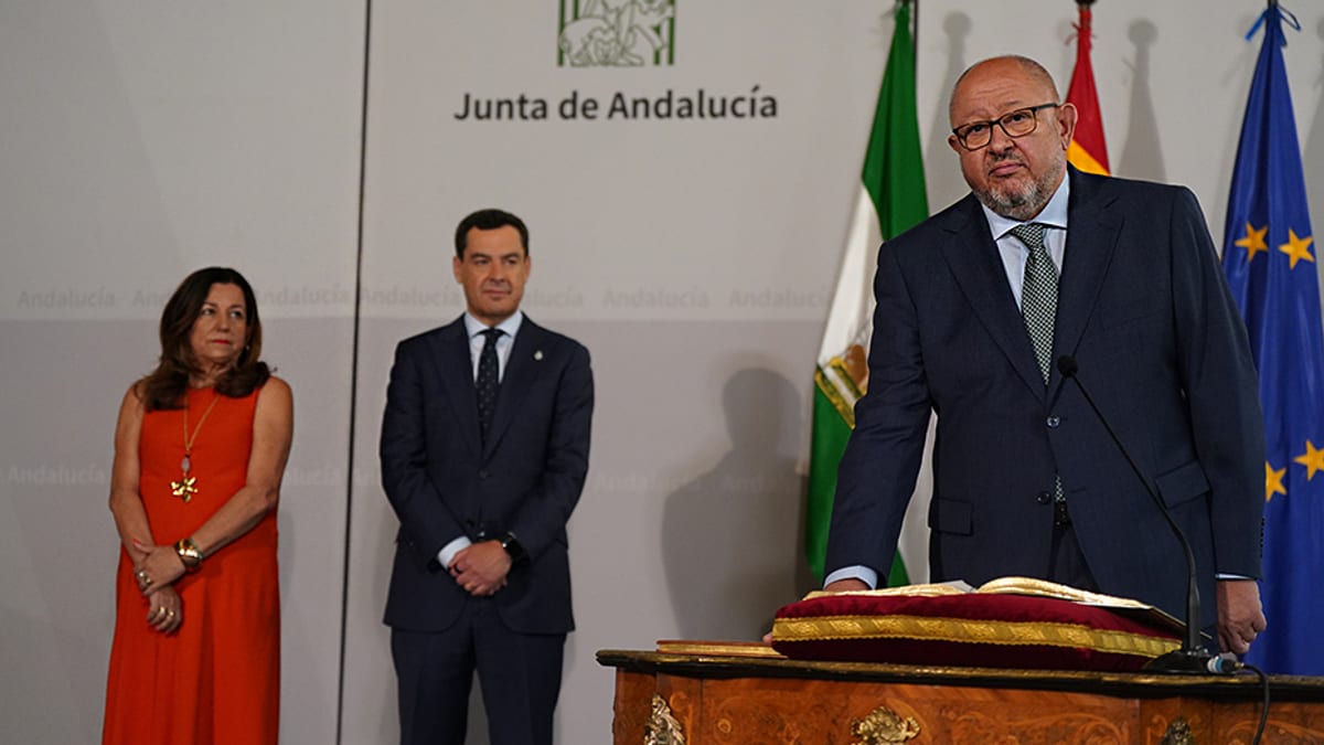 El presidente de la Junta de Andalucía, Juan Manuel Moreno, durante su encuentro con el rector de la Universidad de Córdoba, Manuel Torralbo