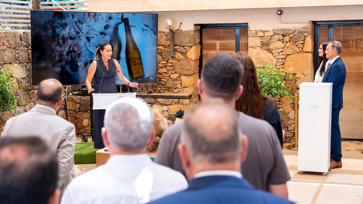 Inauguración de Bodegas La Hubara en Pájara, primera bodega del municipio, con presencia de la presidenta del Cabildo y la familia Franquis