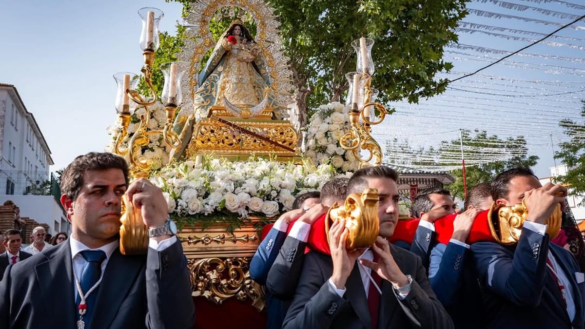 Imagen de la Coronación Canónica de la Virgen de la Coronada en Calañas, Huelva, con asistencia de autoridades provinciales