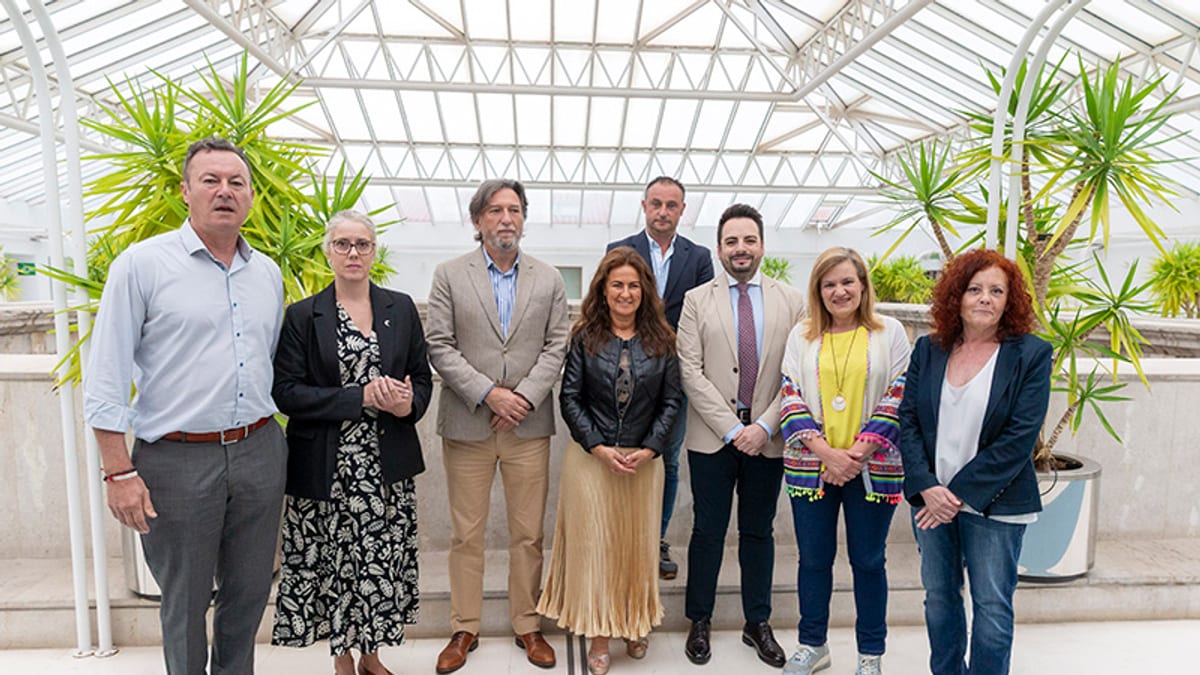 Comparecencia en comisión parlamentaria sobre políticas LGTBI en Cantabria con la consejera de Inclusión Social
