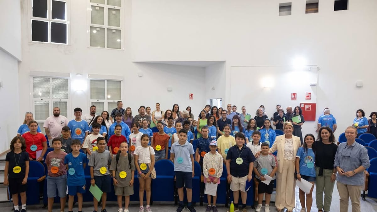 Carlos Martínez Mercado, nuevo alcalde infantil de Huelva, junto con otros alumnos participantes en la elección del Consejo Municipal Infantil en el Centro Municipal La Morana