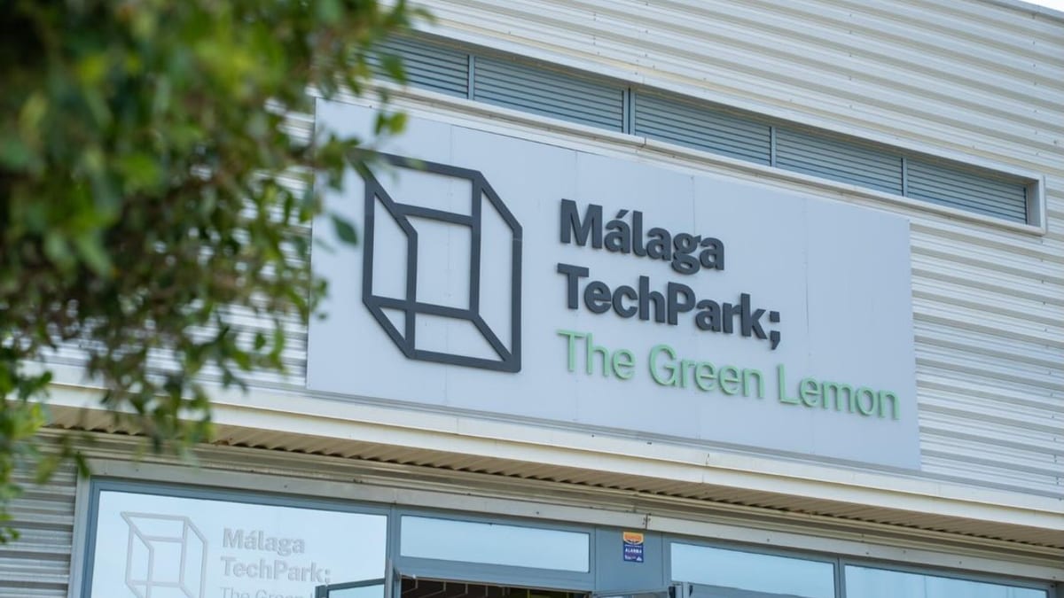 El alcalde de Málaga junto con directivos de IMEC Spain y autoridades locales en la clausura del proyecto de obras