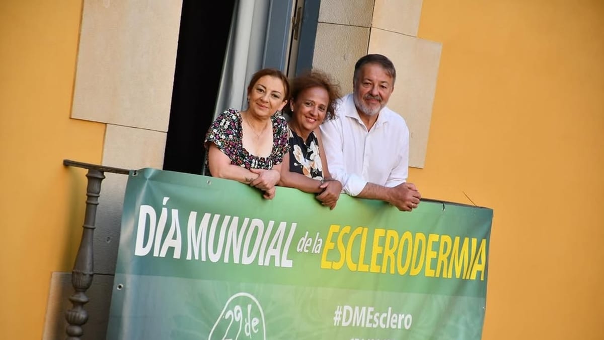 El alcalde Darío Dolz y la concejala Estela Soliva colocan pancarta de concienciación sobre esclerodermia en el Ayuntamiento