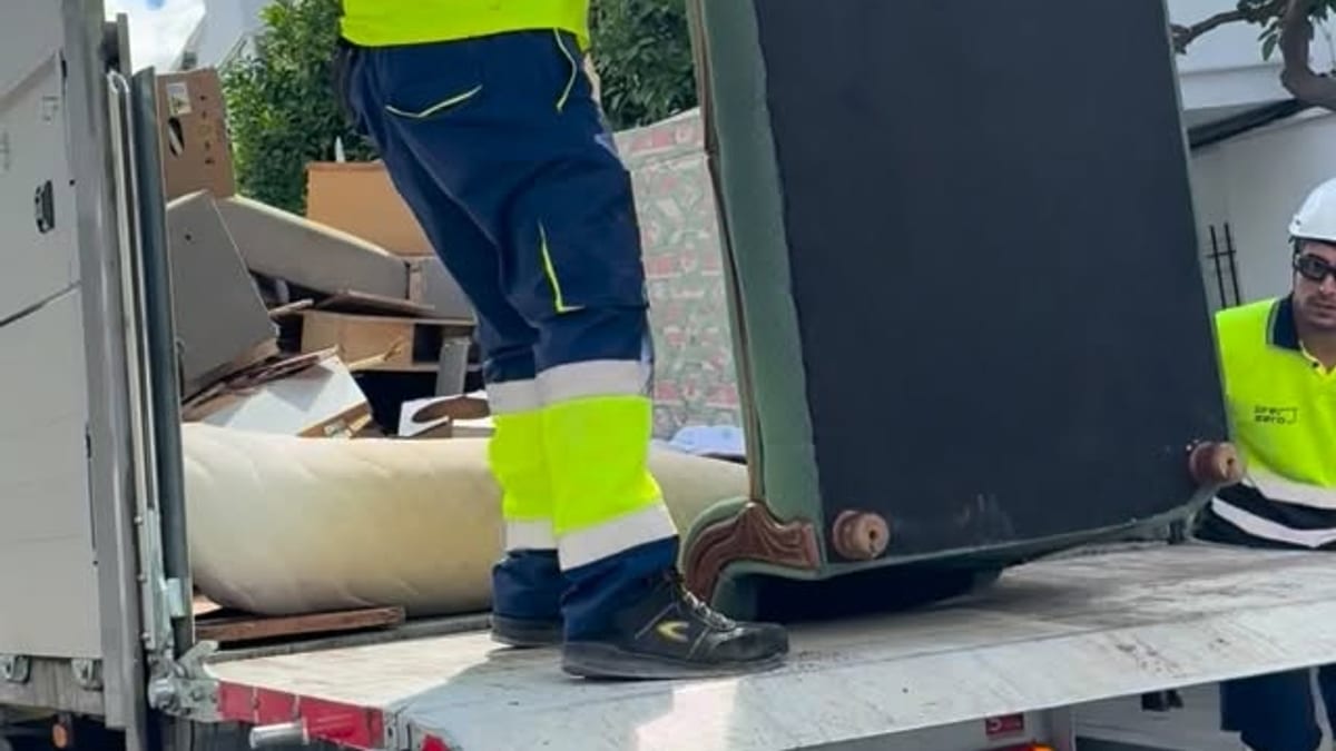 Contenedor de depósito de muebles en Huelva durante el verano