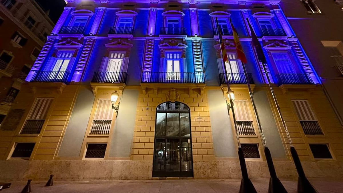 Edificio de la Diputación de Valencia iluminado de morado en conmemoración del Día Internacional del Síndrome de Dravet