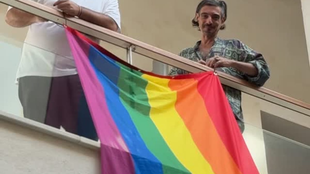 Presentación de documental sobre Orgullo LGTBIQ en barrio Pópulo de Cádiz con participación de vecinos