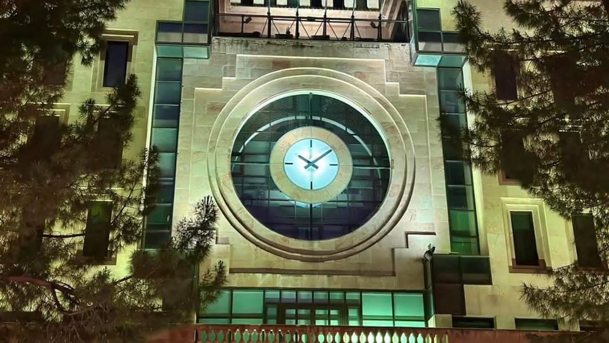 Fachadas de edificios municipales iluminados en azul en conmemoración del Día Mundial de la Esclerosis Lateral Amiotrófica