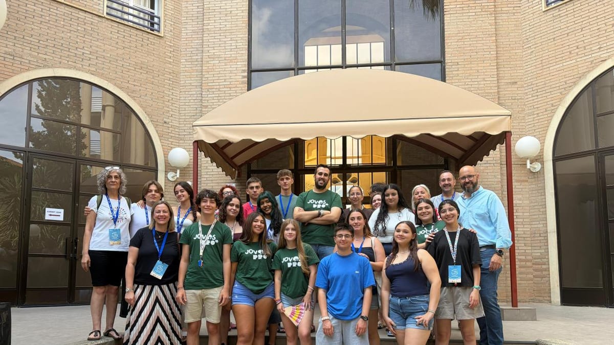 Encuentro de corresponsales juveniles en Alicante con participantes de 26 países debatiendo sobre inteligencia artificial e información juvenil