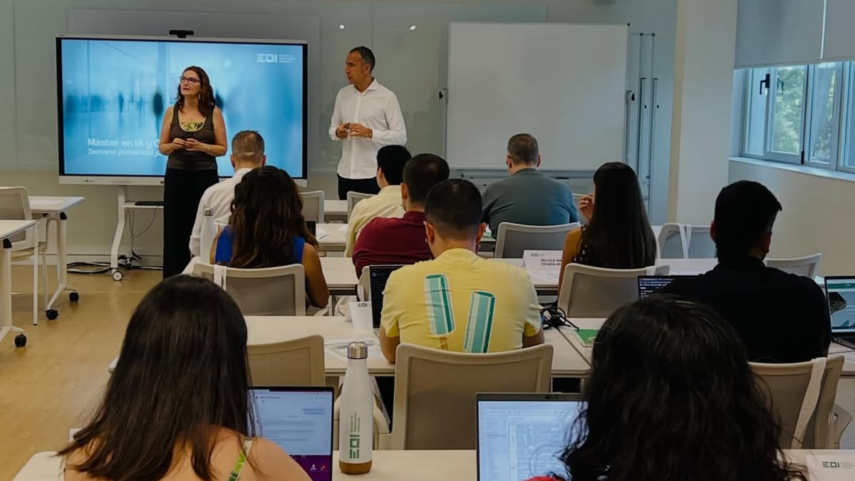 Estudiantes de máster en Ingeniería de Datos e Inteligencia Artificial de EOI Madrid participando en semana presencial con actividades colaborativas