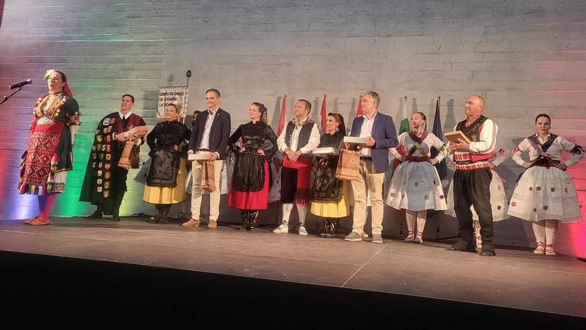Espectáculo de música y danza riojana en el Centro de la Cultura del Rioja durante las festividades de San Bernabé en Logroño