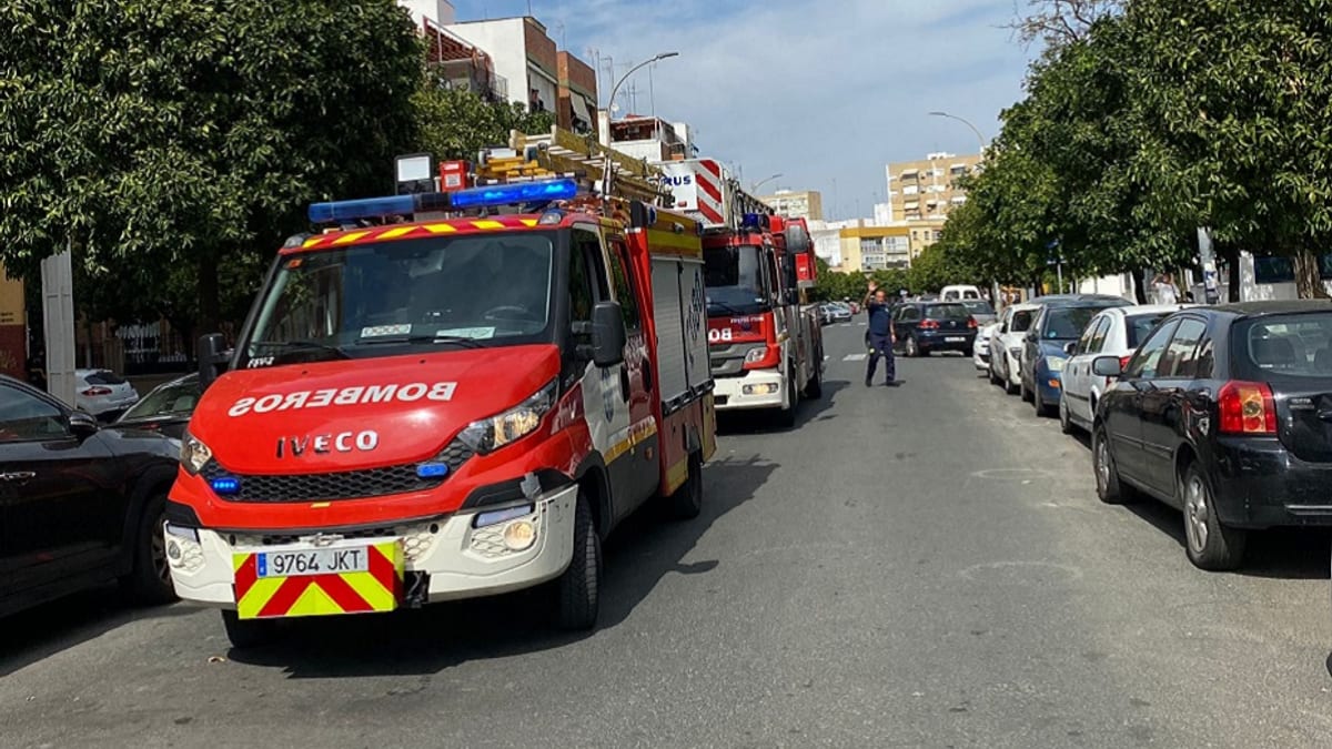 Bomberos de Sevilla interviniendo en un incendio de vivienda