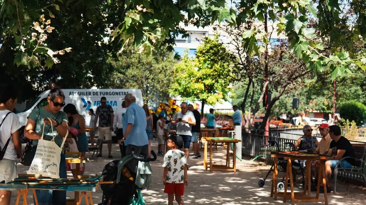 Participantes disfrutando de las Fiestas del Barrio de la AAVV Jarama en la plaza Primero de Mayo con actividades, música y entretenimiento
