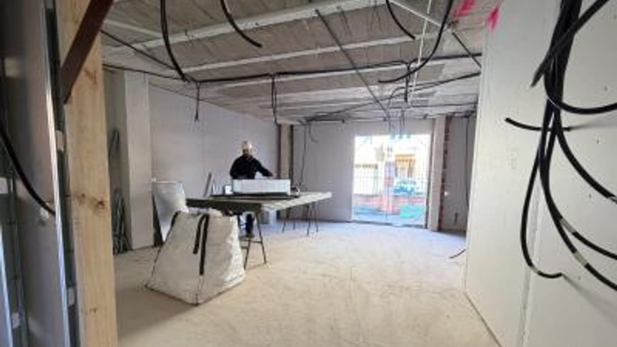 Trabajadores de servicios sociales atendiendo a ciudadano en centro de atención social