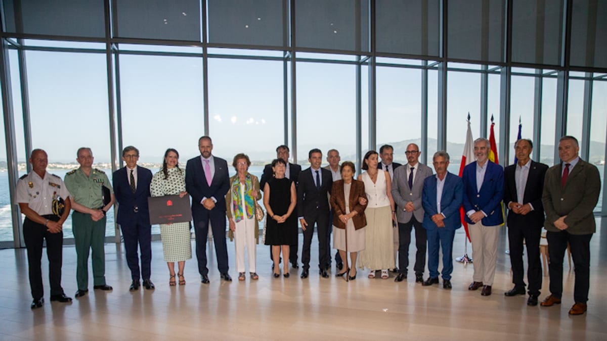 César Pascual preside el homenaje a los expresidentes Ángel Díaz de Entresotos y Jaime Blanco durante la entrega de la Gran Cruz de la Orden de Carlos III