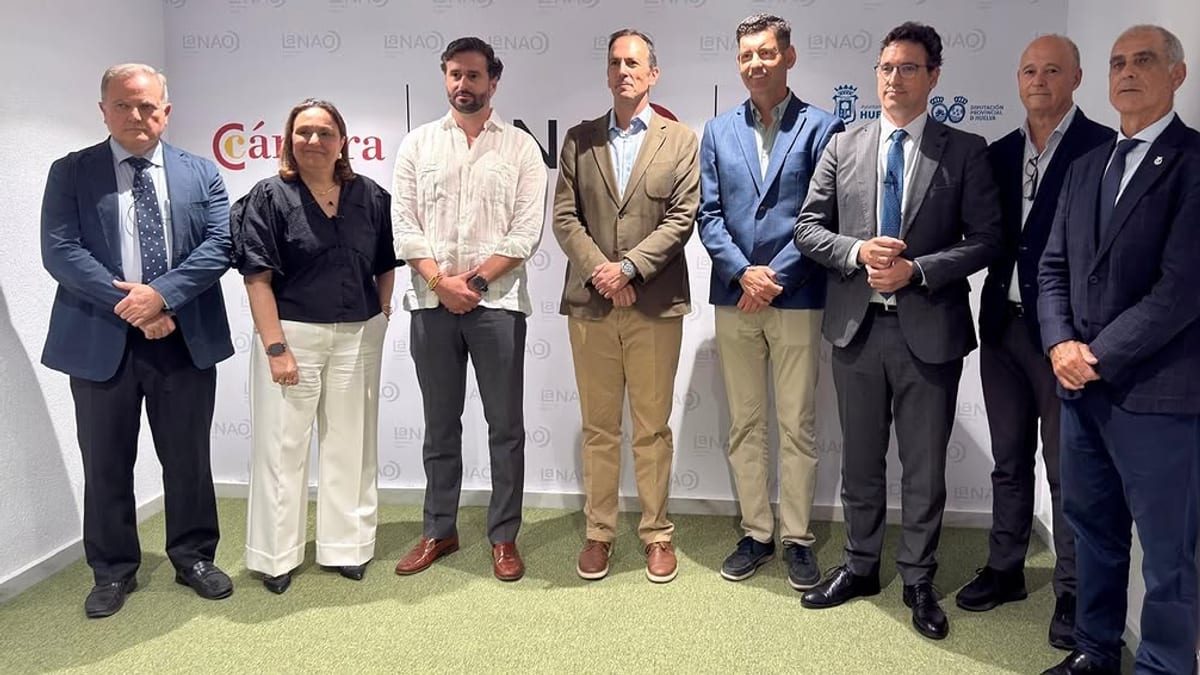 Acto del III Día de la Economía de Huelva con participantes debatiendo sobre formación y talento empresarial