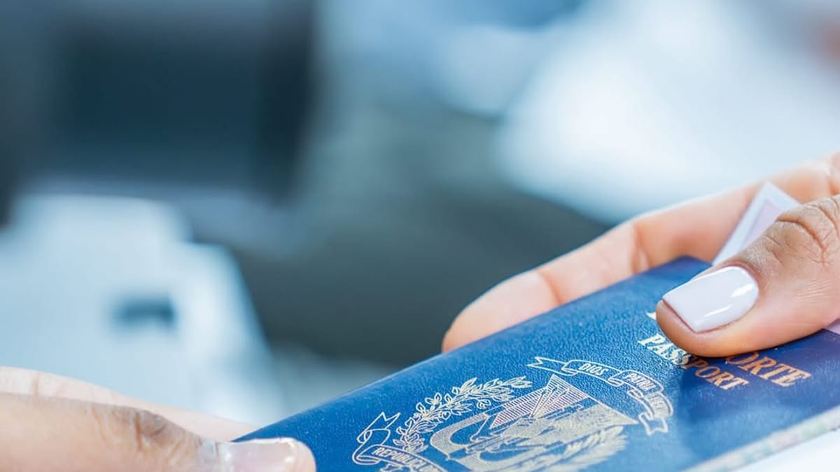 Autoridades municipales durante jornada de emisión del pasaporte electrónico, coordinada con Pasaportes RD