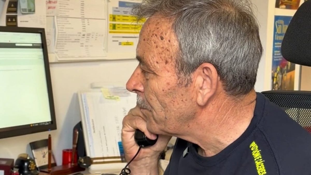 Juan Pastor Trenado, jefe de Guardia del SEPEI de la Diputación Provincial de Cáceres, en su acto de despedida tras 40 años de servicio