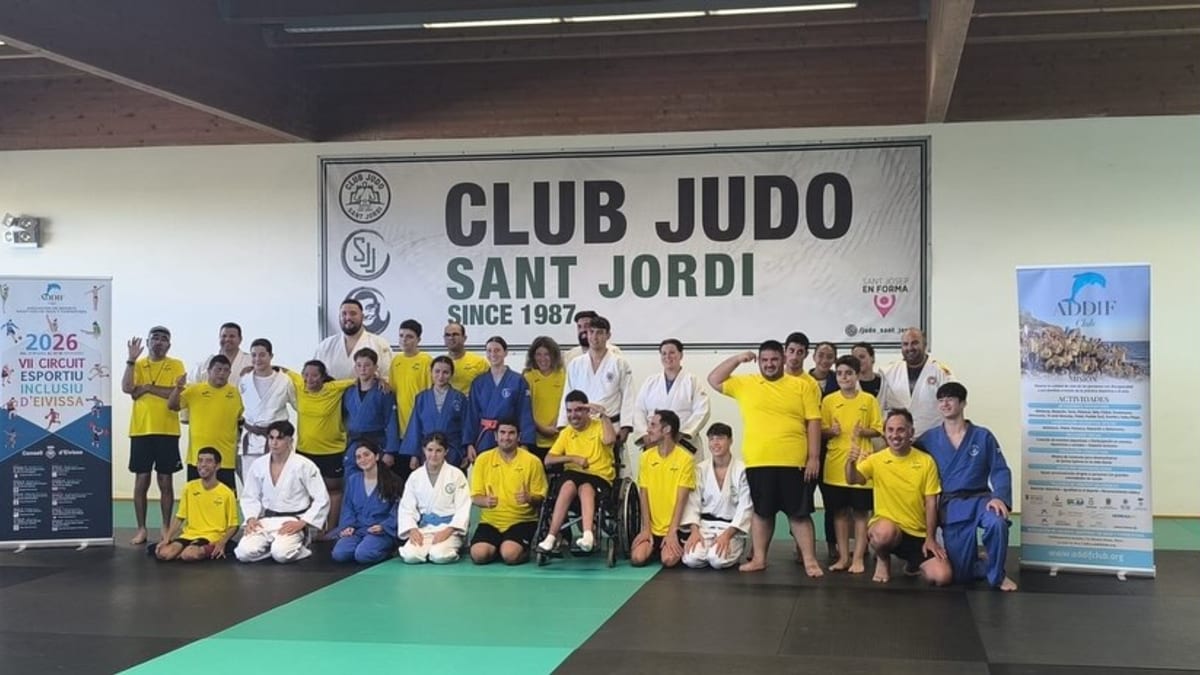 Grupo de participantes de la Quinta Jornada Inclusiva del VII Circuit Esportiu Inclusiu d'Eivissa realizando judo en el Centro Deportivo Teo Blázquez de Sant Josep de sa Talaia