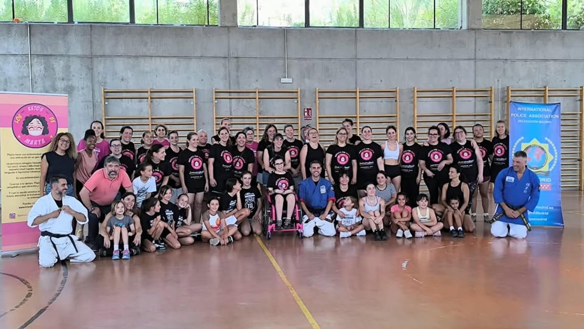 Participantes en la masterclass de defensa personal para mujeres y niñas en el CEIP Legazpi de Arroyo Molinos