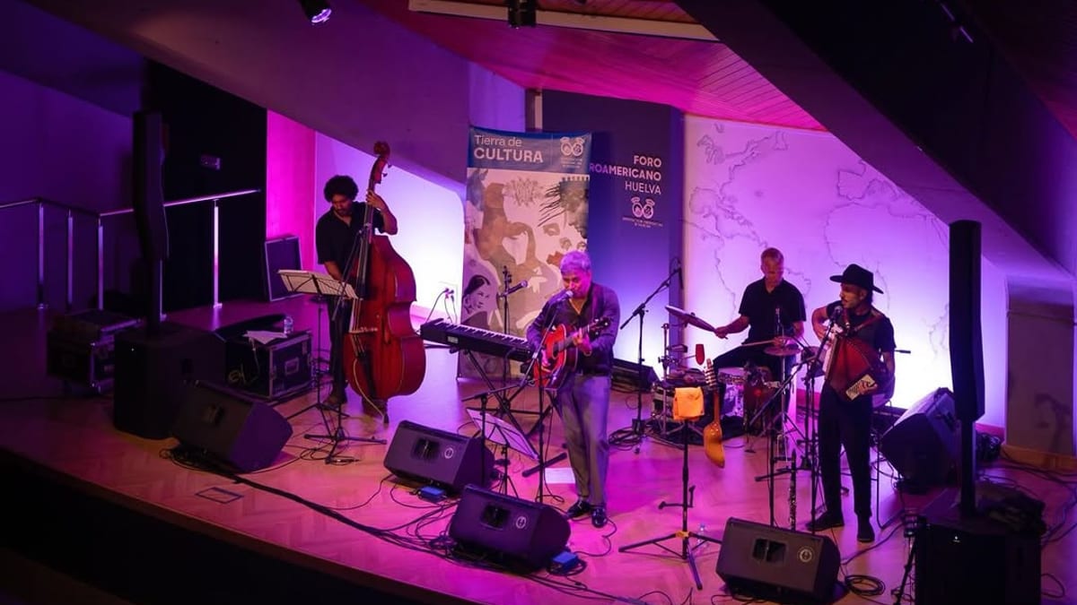 Daniel Cros y Las Almas Sedientas actuando en el Foro Iberoamericano de La Rábida durante un concierto de música de autor