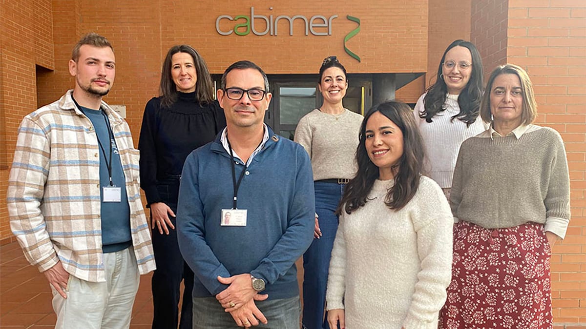 Equipo de investigación liderado por Francisco Díaz Corrales trabajando con nanopartículas en la Fundación Progreso y Salud