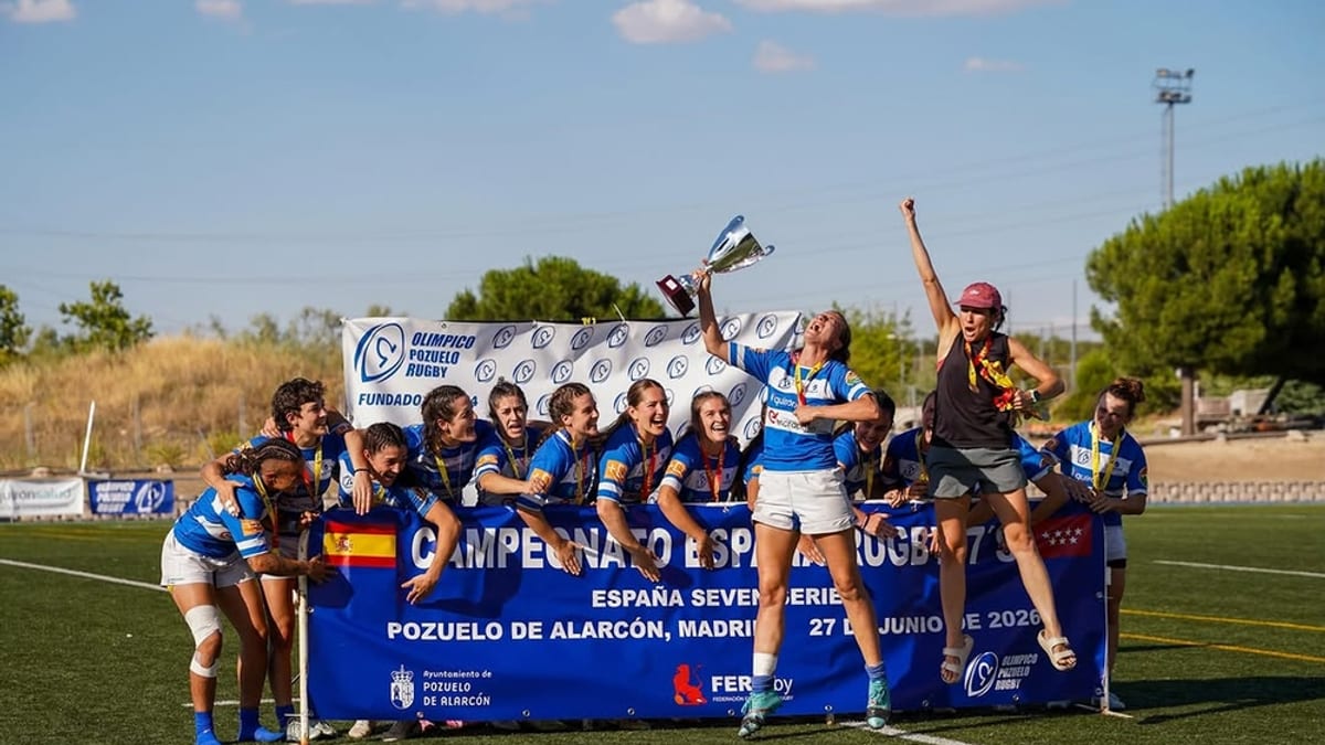 Equipo femenino del Olímpico Pozuelo celebrando la victoria en el Campeonato de España de Rugby Seven