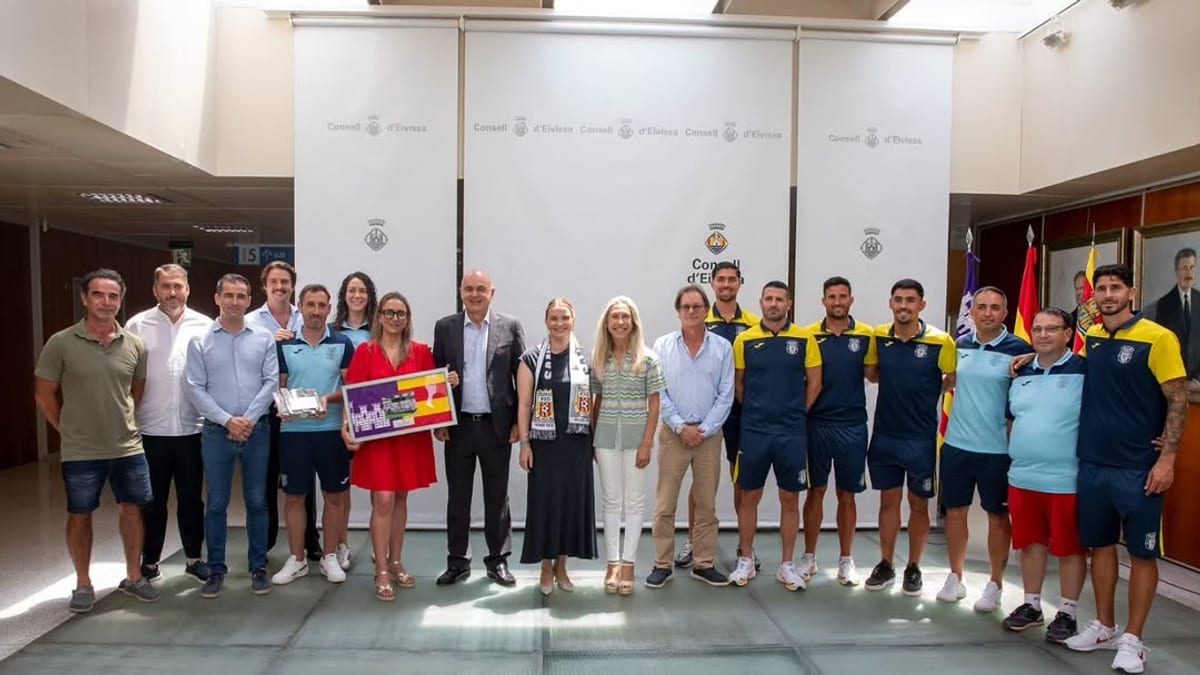 Autoridades del Consell Insular d'Eivissa y Govern de les Illes Balears rinden homenaje al Penya Esportiva Santa Eulària por su ascenso a Segunda Federación