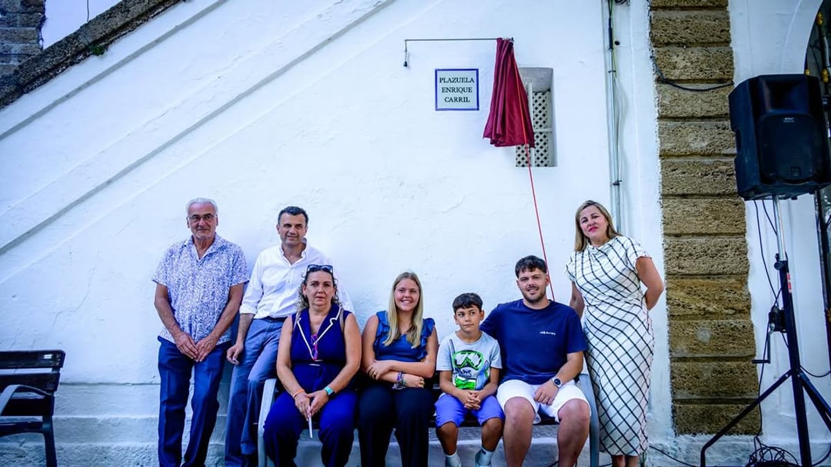 Inauguración de la Plazuela Enrique Carril en Cádiz con presencia del alcalde y familiares del homenajeado