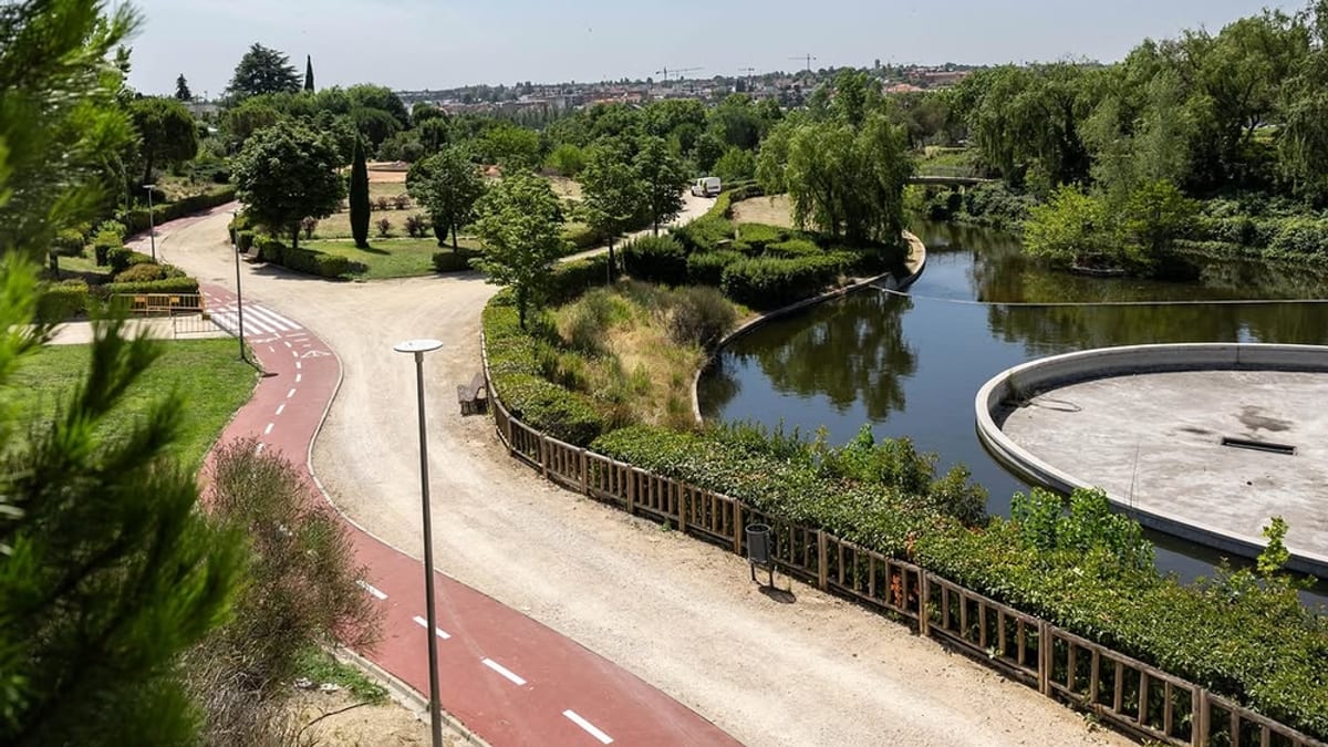 Parque de las Cárcavas de Pozuelo de Alarcón con zonas verdes y áreas recreativas